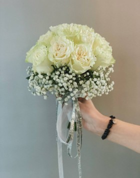 Свадебный букет с розами и гипсофилой 